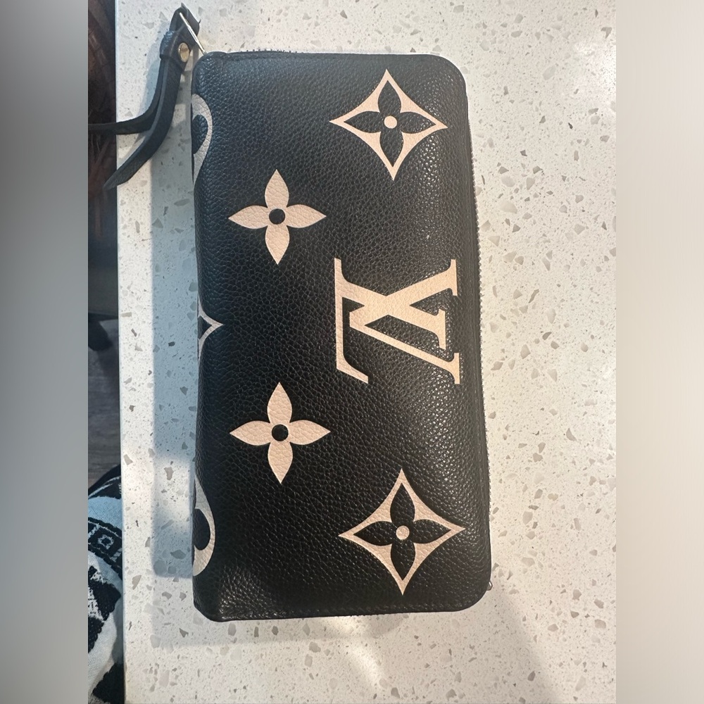 Louis Vuitton Zippy Wallet Monogram Empriente Leather Black and Beige